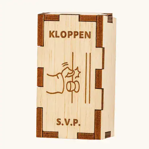 Deze deurbelcover plaats je over je deurbel heen en je wordt niet meer gestoord. Op maat gemaakt!