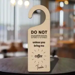 Alleen gestoord willen worden voor koffie? Deze deurhanger zorgt voor absolute rust, behalve voor wanneer je koffie wilt.
