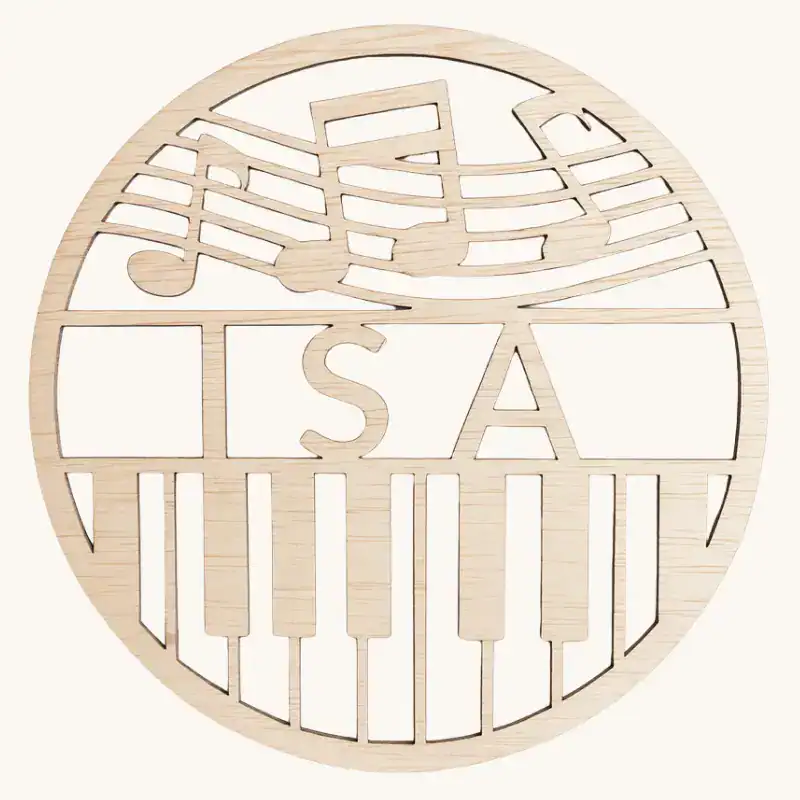 Houten gepersonaliseerd naambordje met piano toetsen en muzieknoten. Kies je eigen naam.