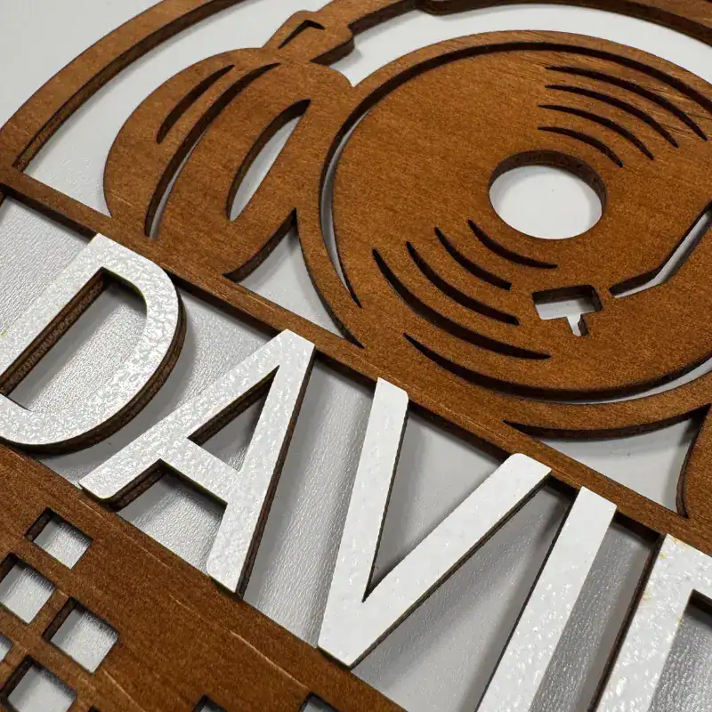 Houten naambordje met het DJ thema. Fantastisch design voor iedere muziekliefhebber.