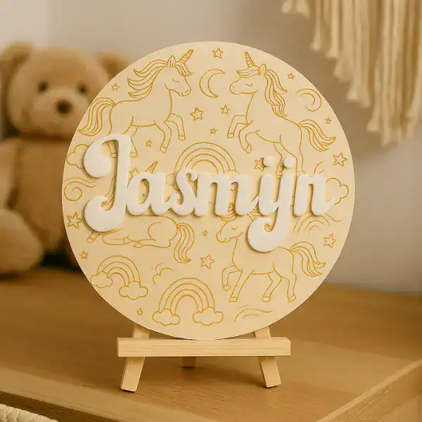 Houten naambordje van populierenhout met eenhoorns en regenbogen gegraveerd; voorzien van jouw eigen gekozen naam!
